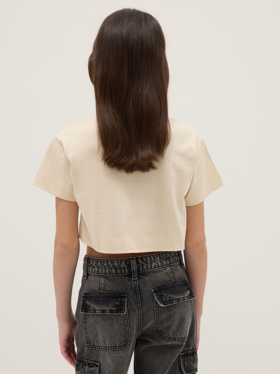 Beige M&auml;dchen T-Shirt aus reiner Baumwolle mit Kastenform und Camouflage-Tasche_1