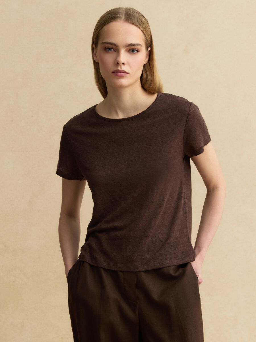 Camiseta marr&oacute;n de manga corta en lino puro, corte regular_1