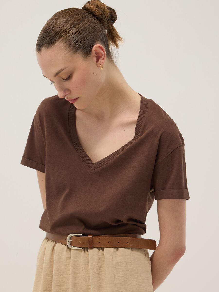 Brown pure cotton V-neck relaxed fit T-shirt_0