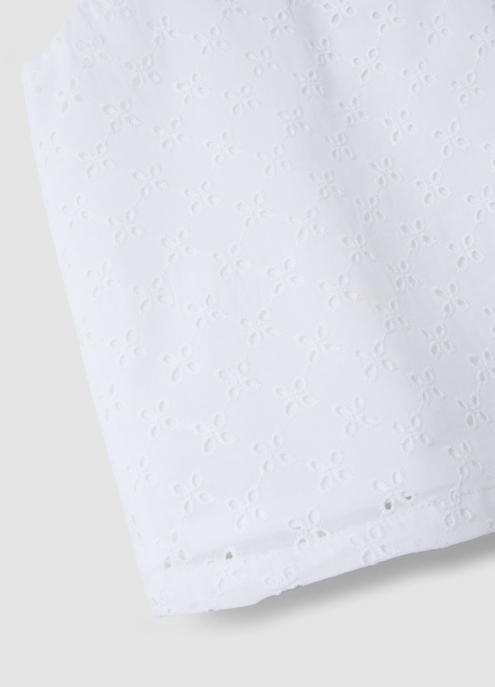 Top branco de al&ccedil;as em puro algod&atilde;o com bordado ingl&ecirc;s e la&ccedil;o