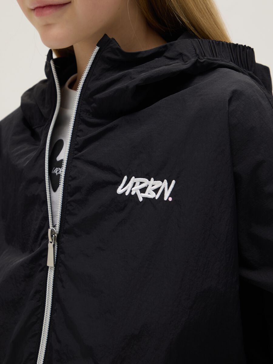 Girls' regular fit lightweight black jacket with zip and hood_2