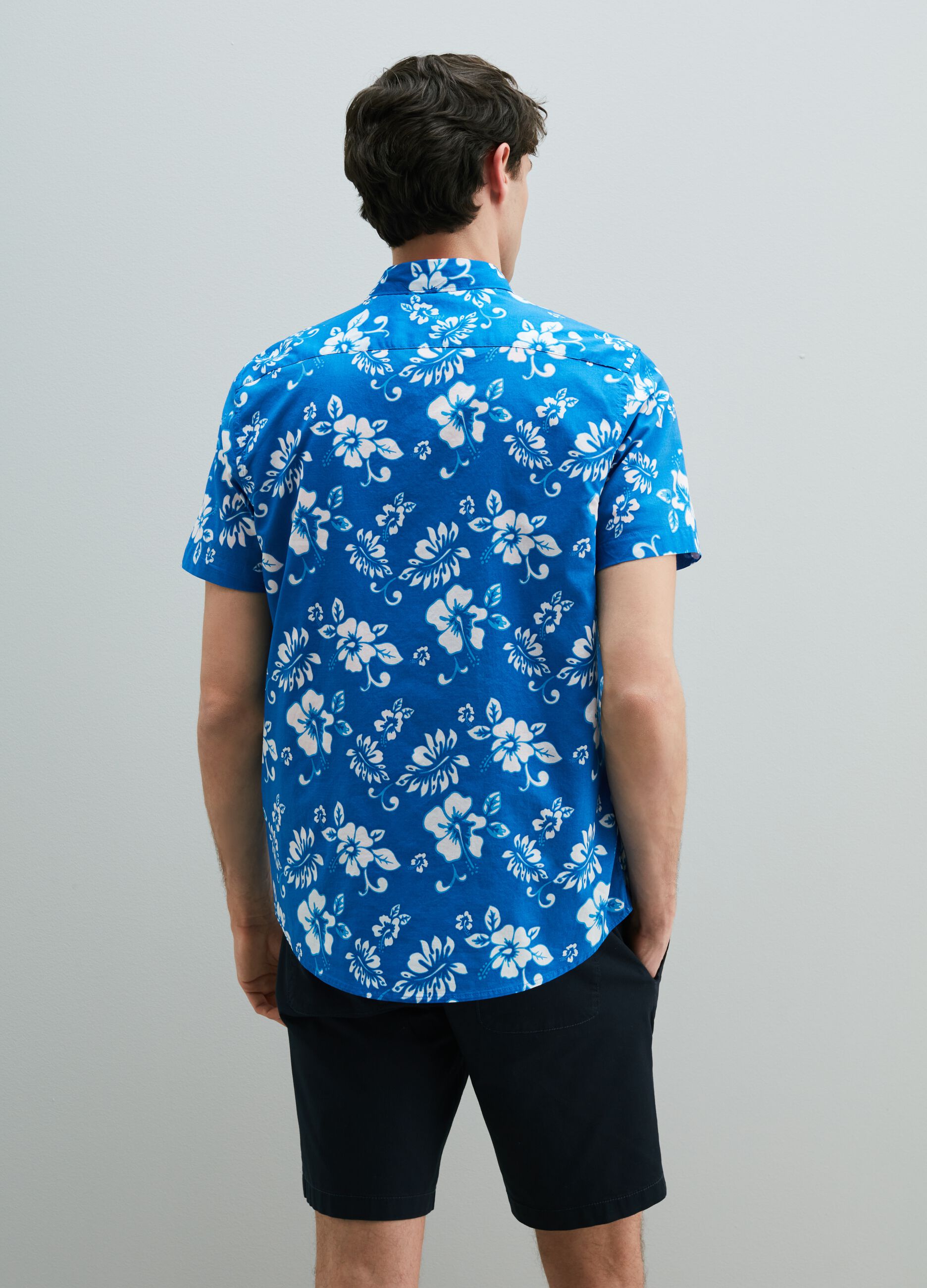 Shirt with short sleeves and floral print