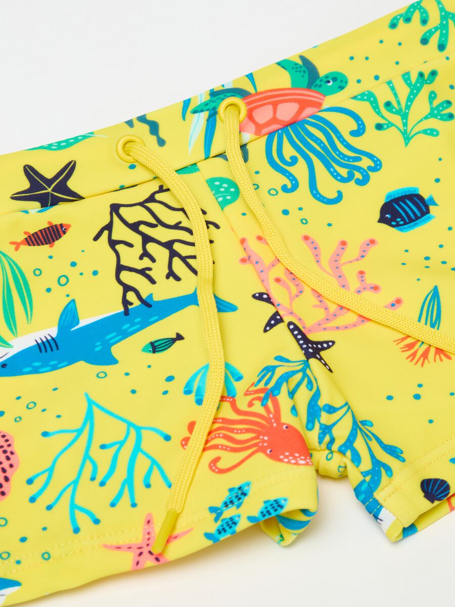 Swimming trunks with print and drawstring_2