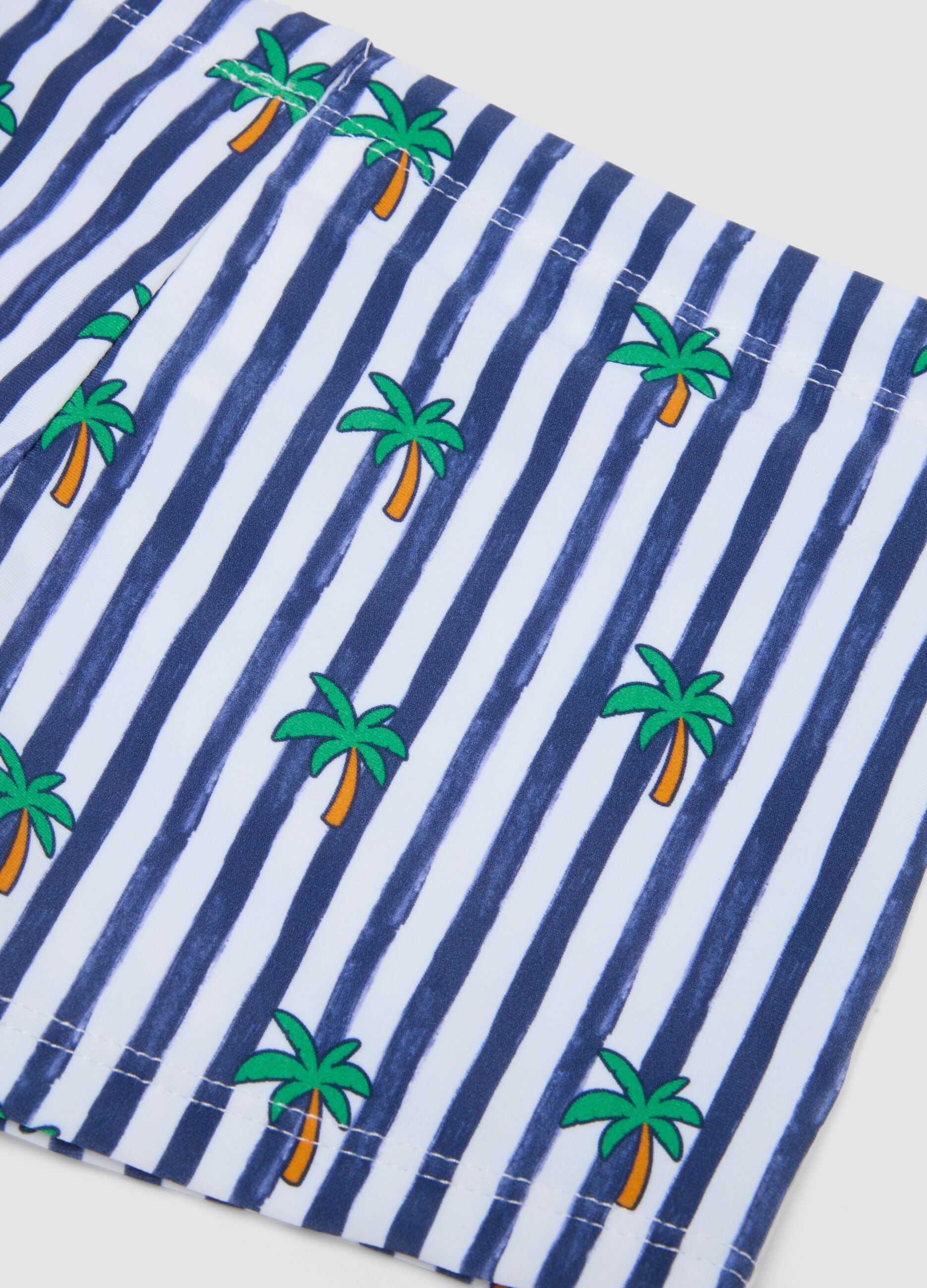 Blau-weisse Boxer-Badehose aus Stretchmaterial