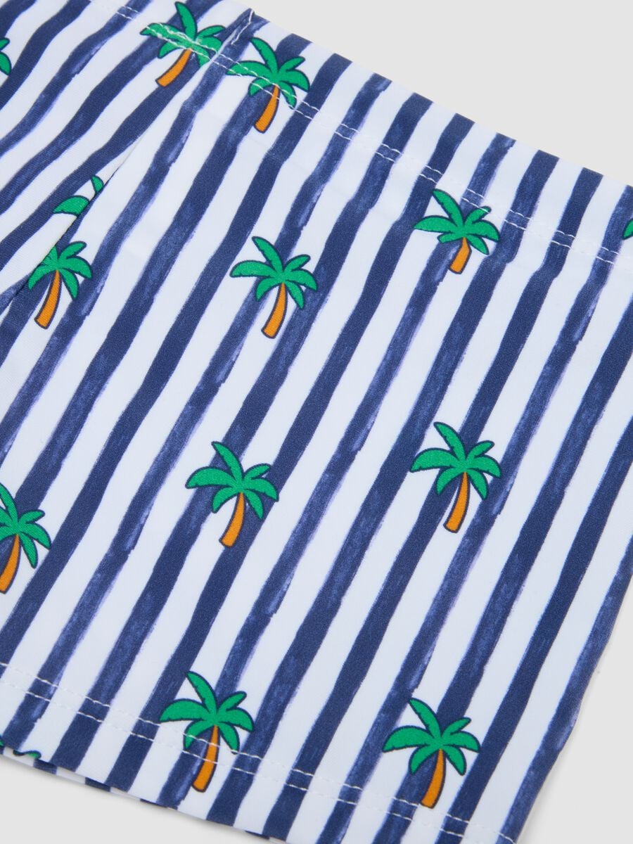 Blau-weisse Boxer-Badehose aus Stretchmaterial_3