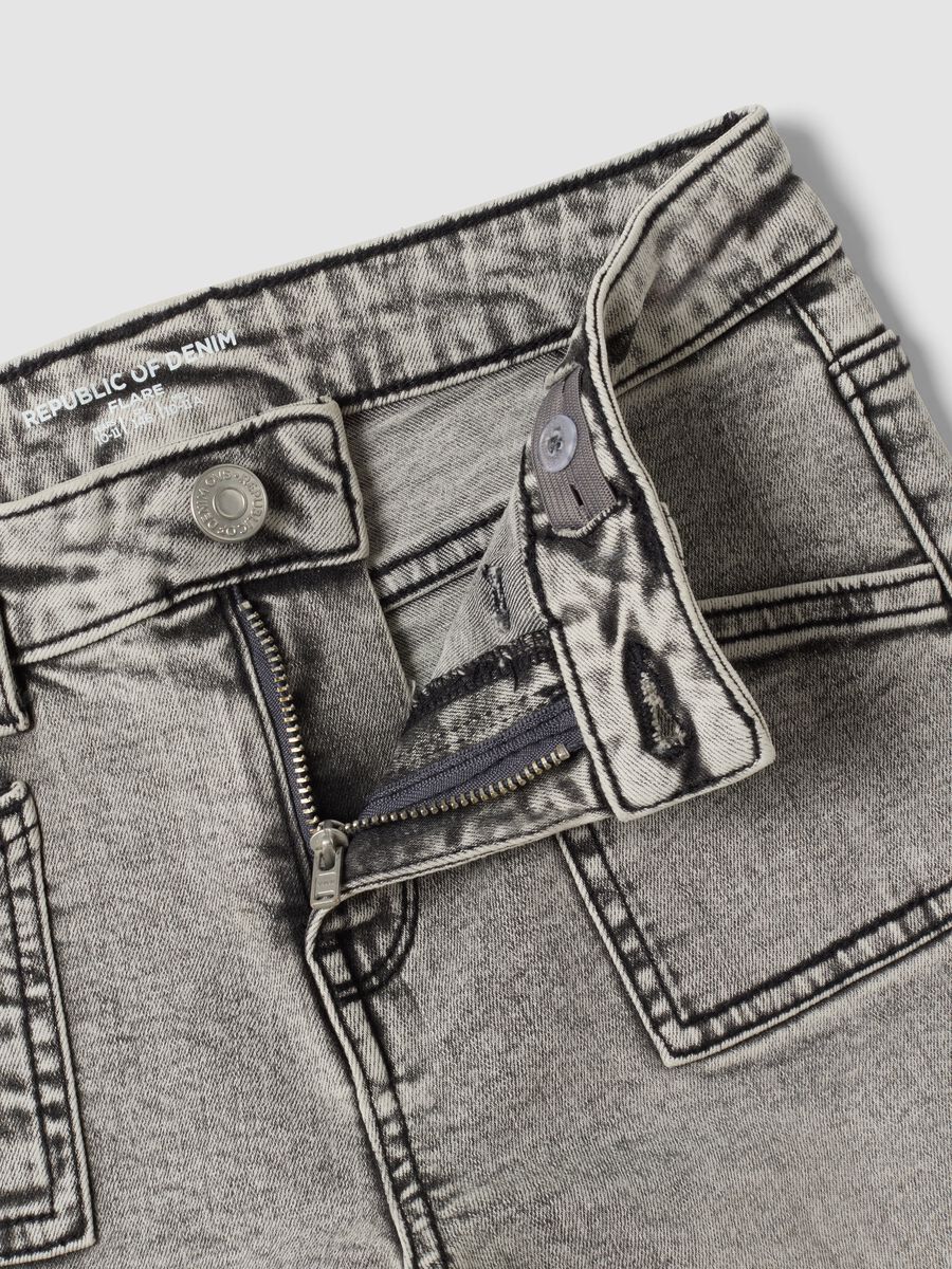 Graue Flared-Jeans aus Stretch-Baumwolle f&uuml;r M&auml;dchen_1