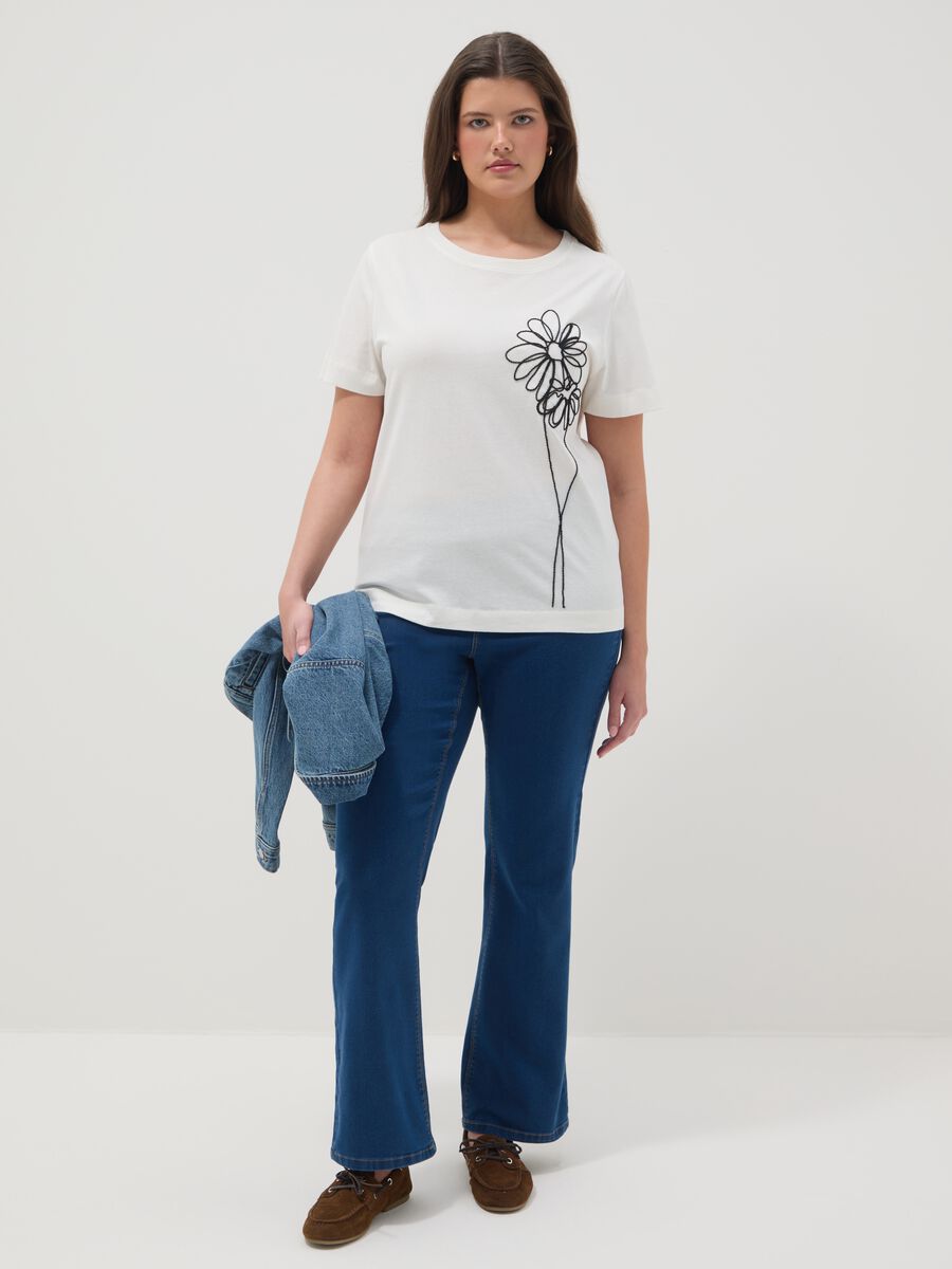 &Lambda;&epsilon;&upsilon;&kappa;ό T-shirt &alpha;&pi;ό &kappa;&alpha;&theta;&alpha;&rho;ό &beta;&alpha;&mu;&beta;ά&kappa;&iota; regular fit &mu;&epsilon; &kappa;&epsilon;&nu;&tau;&eta;&tau;ό &sigma;&chi;έ&delta;&iota;&omicron; &lambda;&omicron;&upsilon;&lambda;&omicron;&upsilon;&delta;&iota;ώ&nu;_2