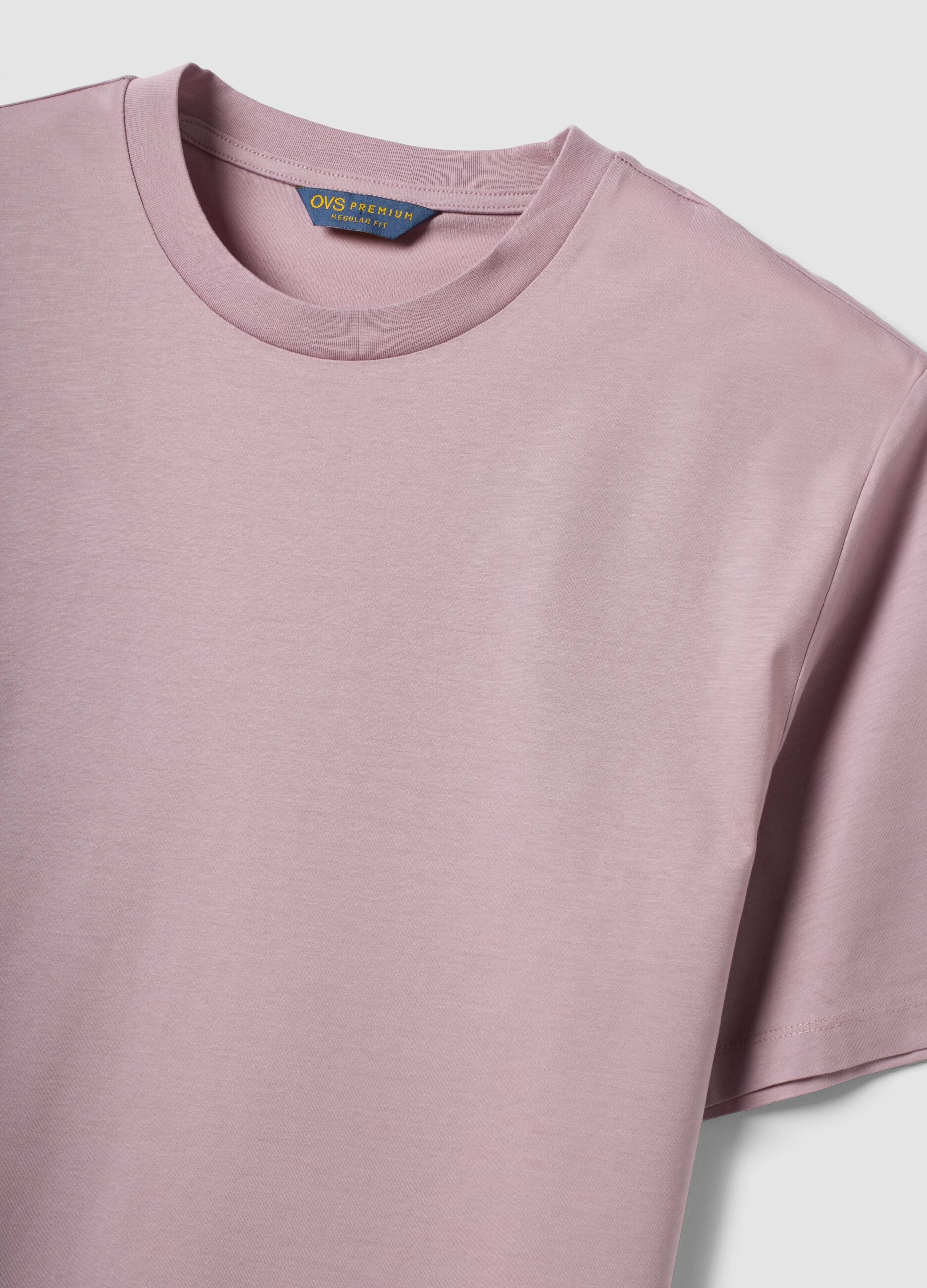 Camiseta morada de puro algod&oacute;n mercerizado de cuello redondo, corte regular