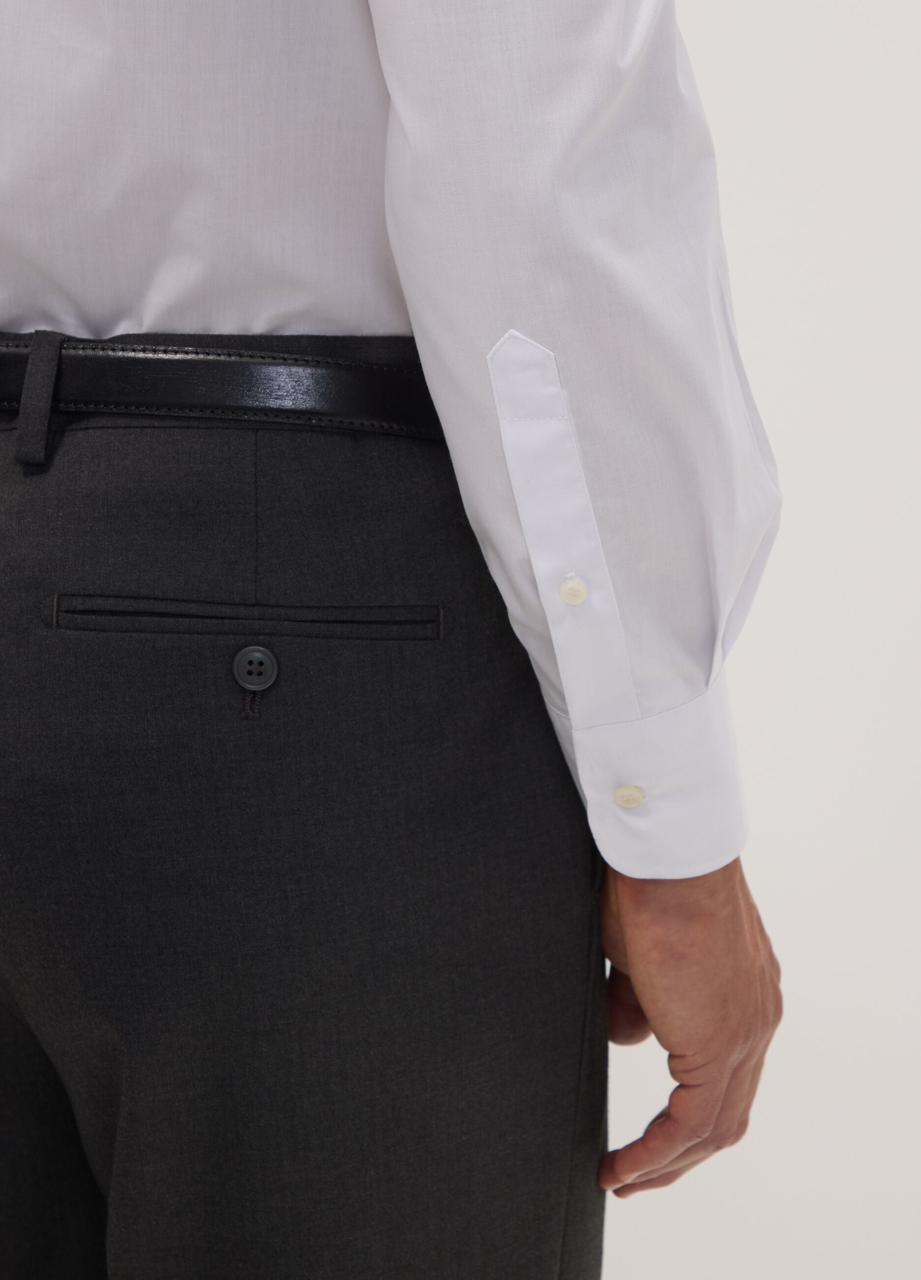 White regular-fit shirt with classic collar, easy iron