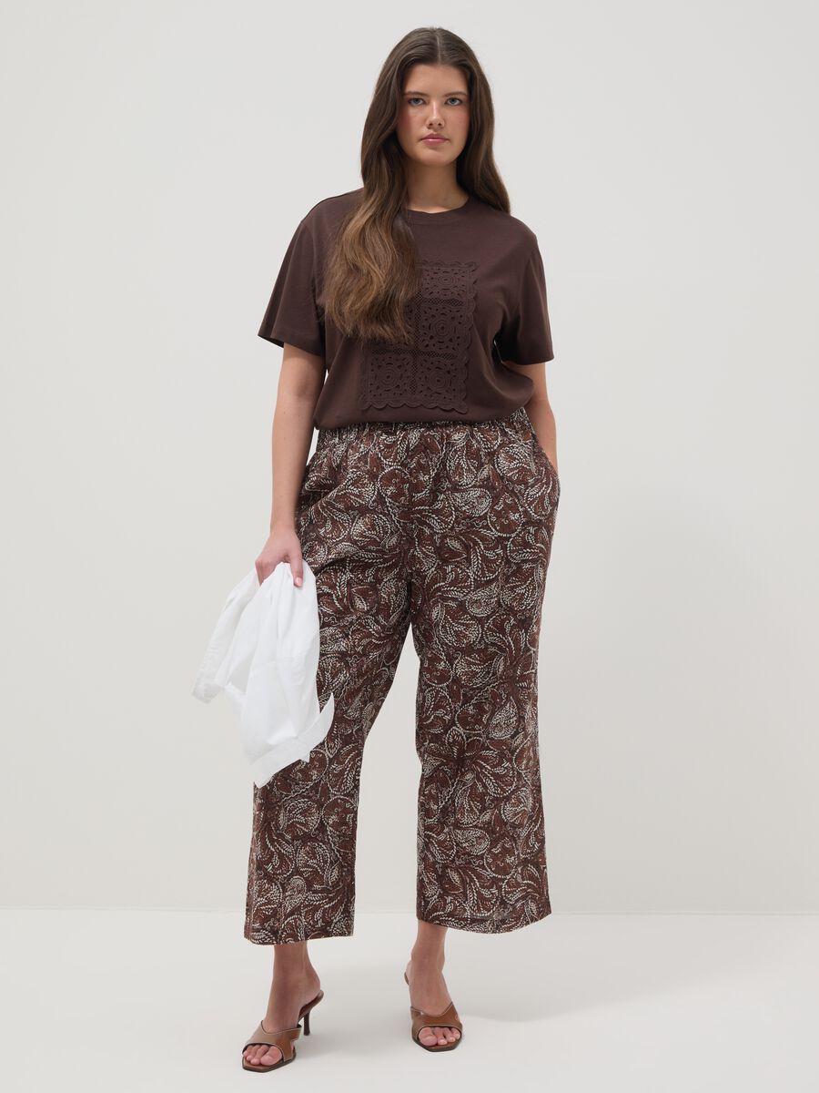 Braunes T-Shirt aus reiner Baumwolle im Regular-Fit mit aufgesetzter Blume_1