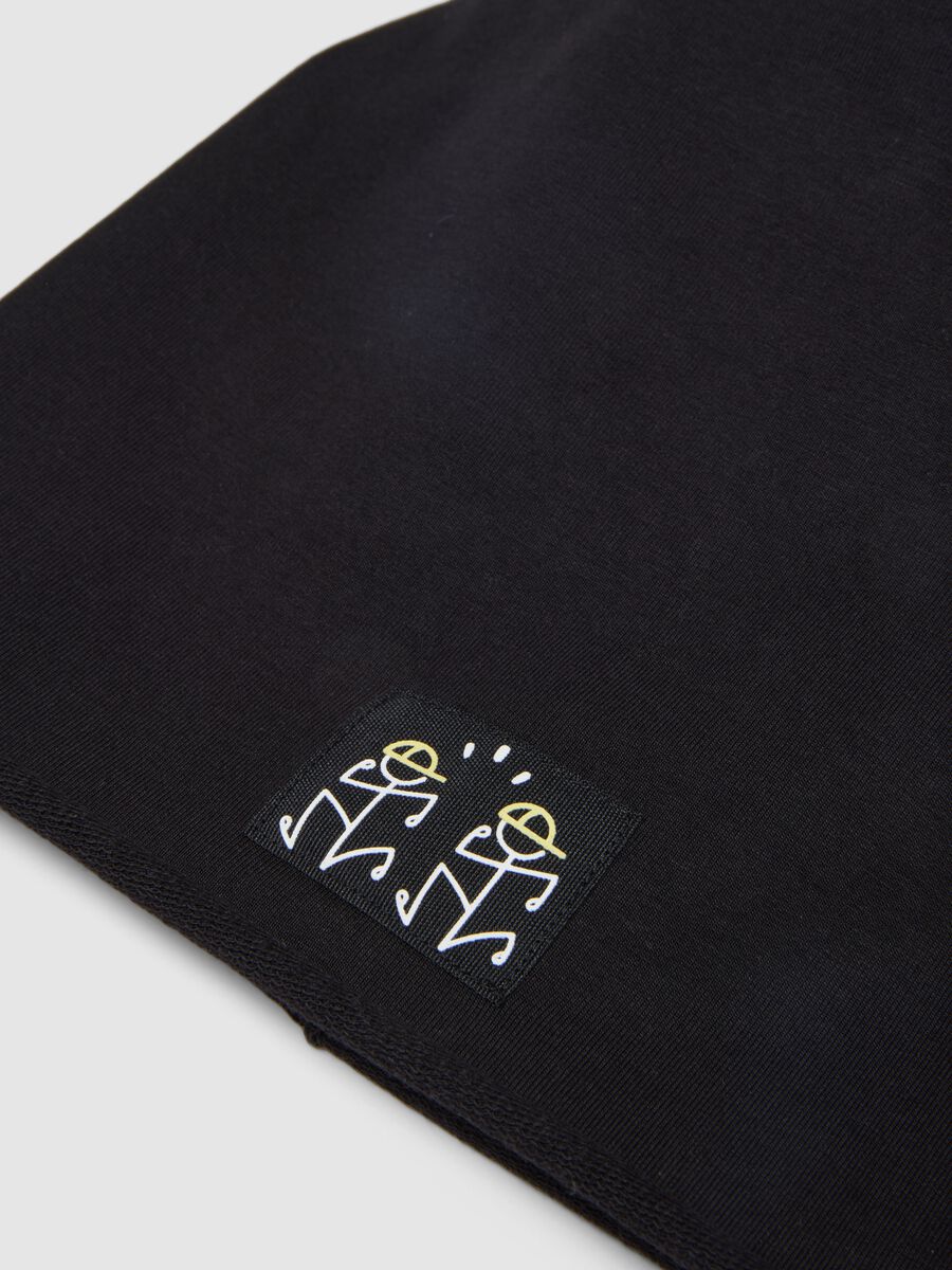 Black stretch cotton beanie for kids with stylized figures_2