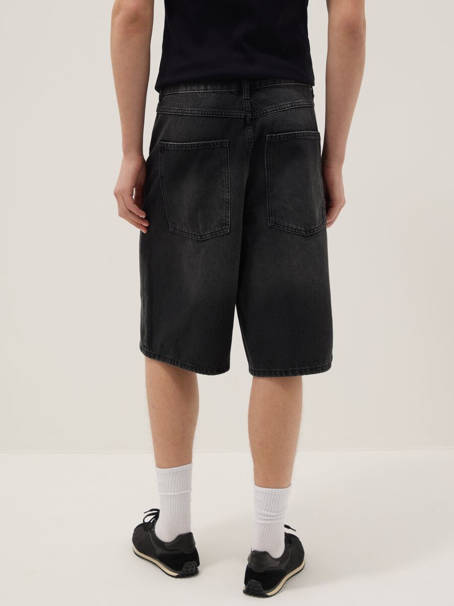 Schwarze Bermuda aus reinem Baumwoll-Denim im Skater-Stil_3