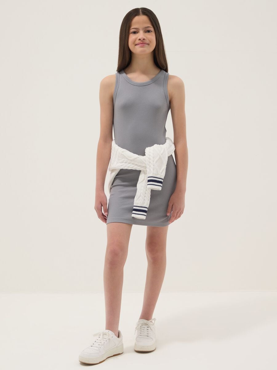&Auml;rmelloses, figurbetontes M&auml;dchenkleid aus grauer Stretch-Baumwolle_0