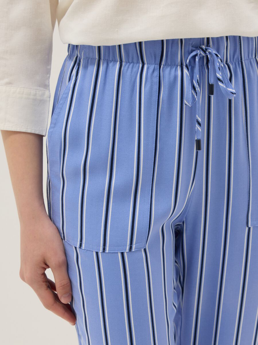 Jogginghose aus reiner Viskose mit mehrfarbigen Streifen, regul&auml;re Passform_3