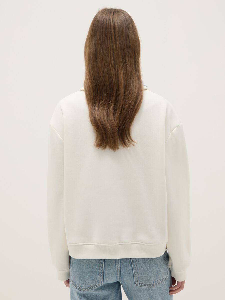 White cotton blend regular fit sweater with contrast collar_2