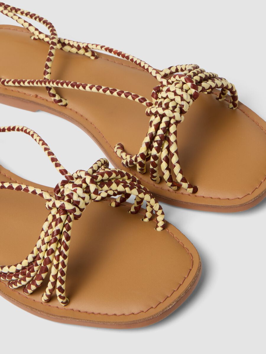 Braune flache Sandalen mit geflochtenen Schn&uuml;rriemen_1