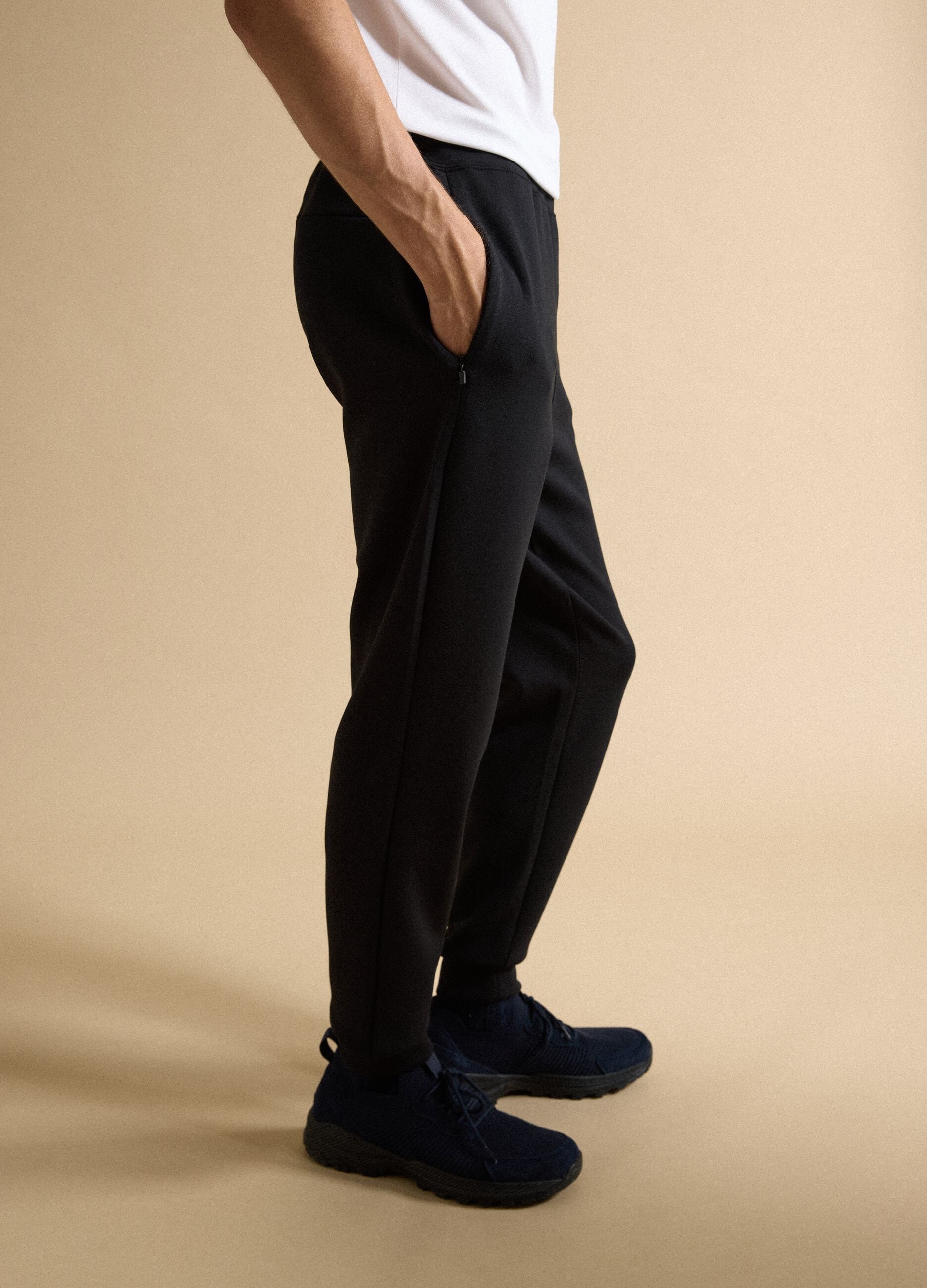 Schwarze Jogger in Regular Fit aus elastischem Easy-Dry-Gewebe