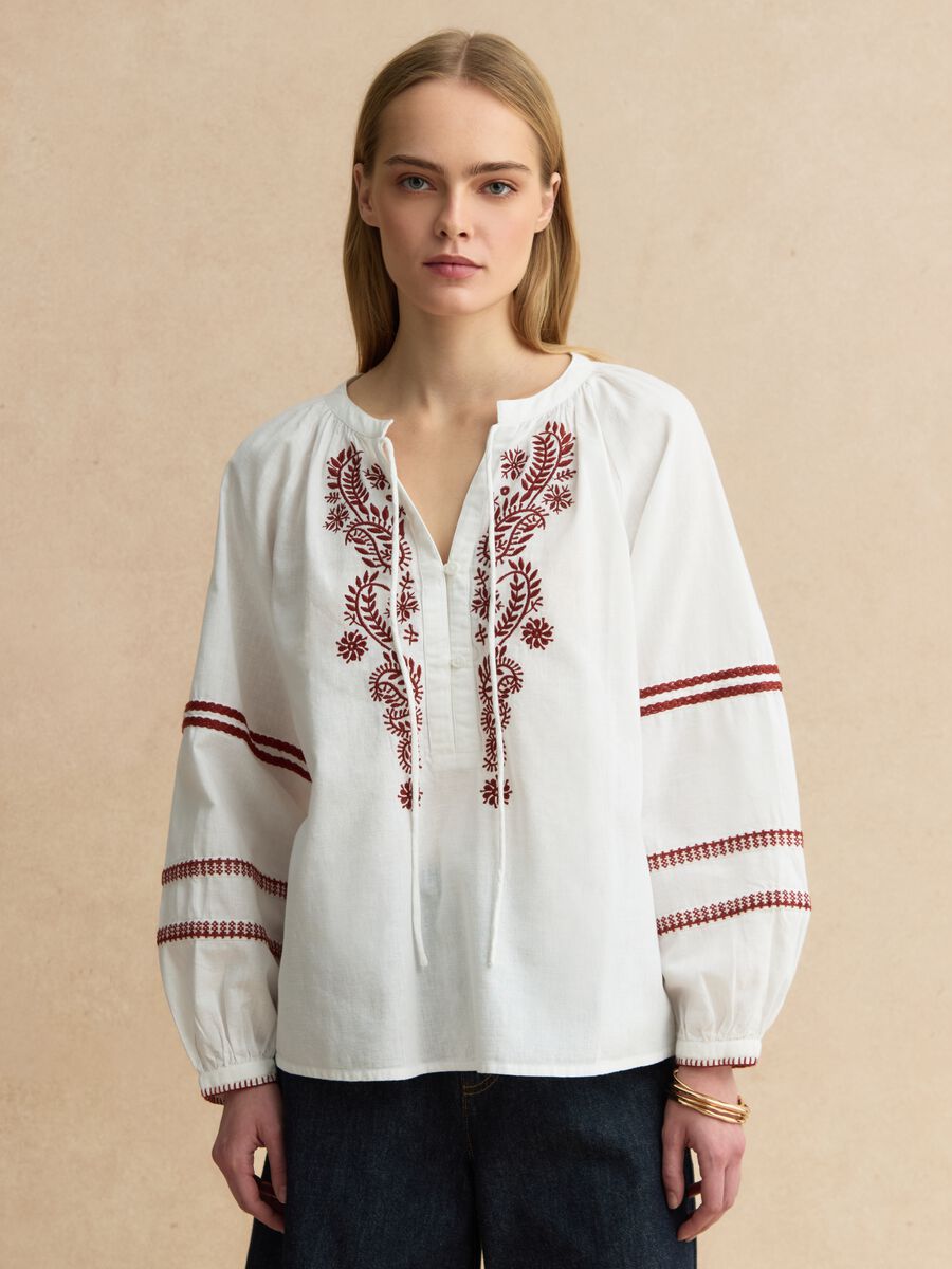 Wei&szlig;e Regular-Fit-Hemd aus Baumwoll-Leinen-Mischung mit Blumenstickerei_1