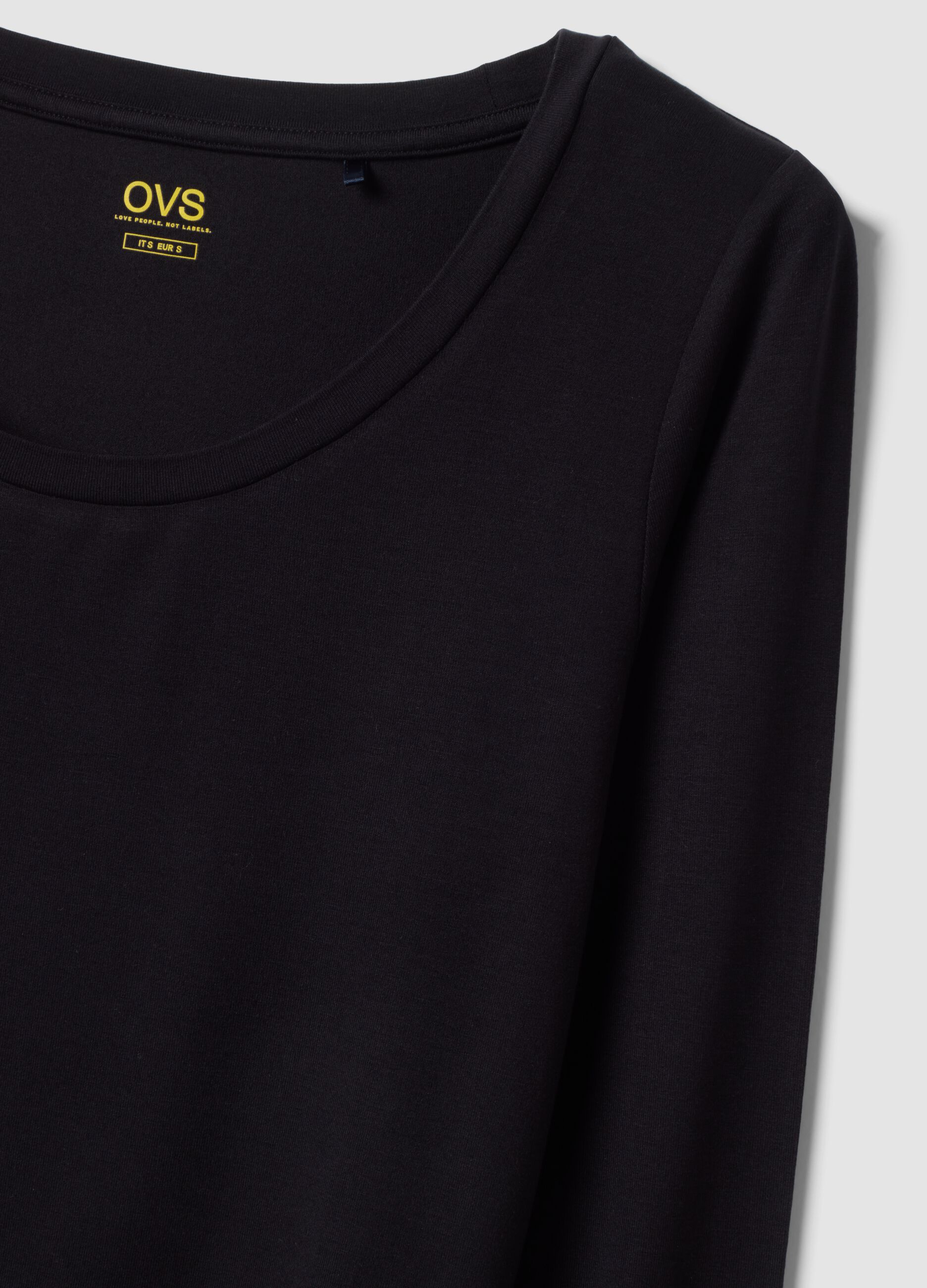 T-shirt nera in viscosa elasticizzata con girocollo slim fit