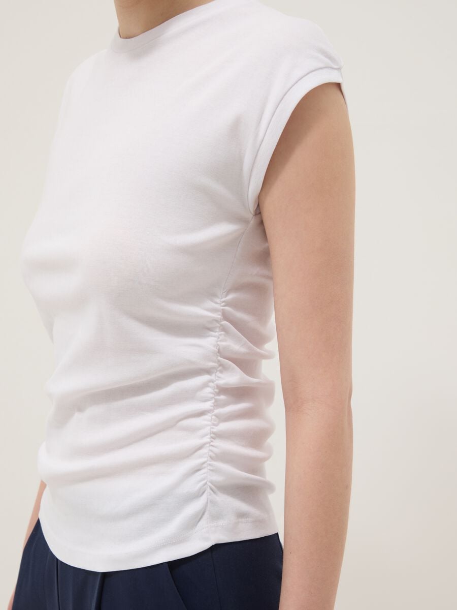 Camiseta de tirantes blanca de algod&oacute;n puro con fruncidos laterales, corte regular_2
