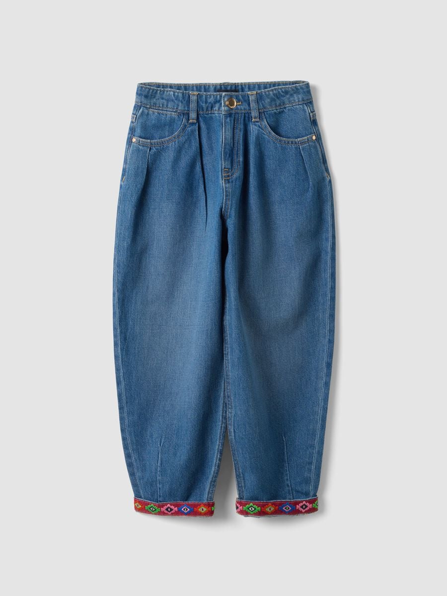 Jeans blu baggy in puro cotone con risvolto ricamato per bambina_0