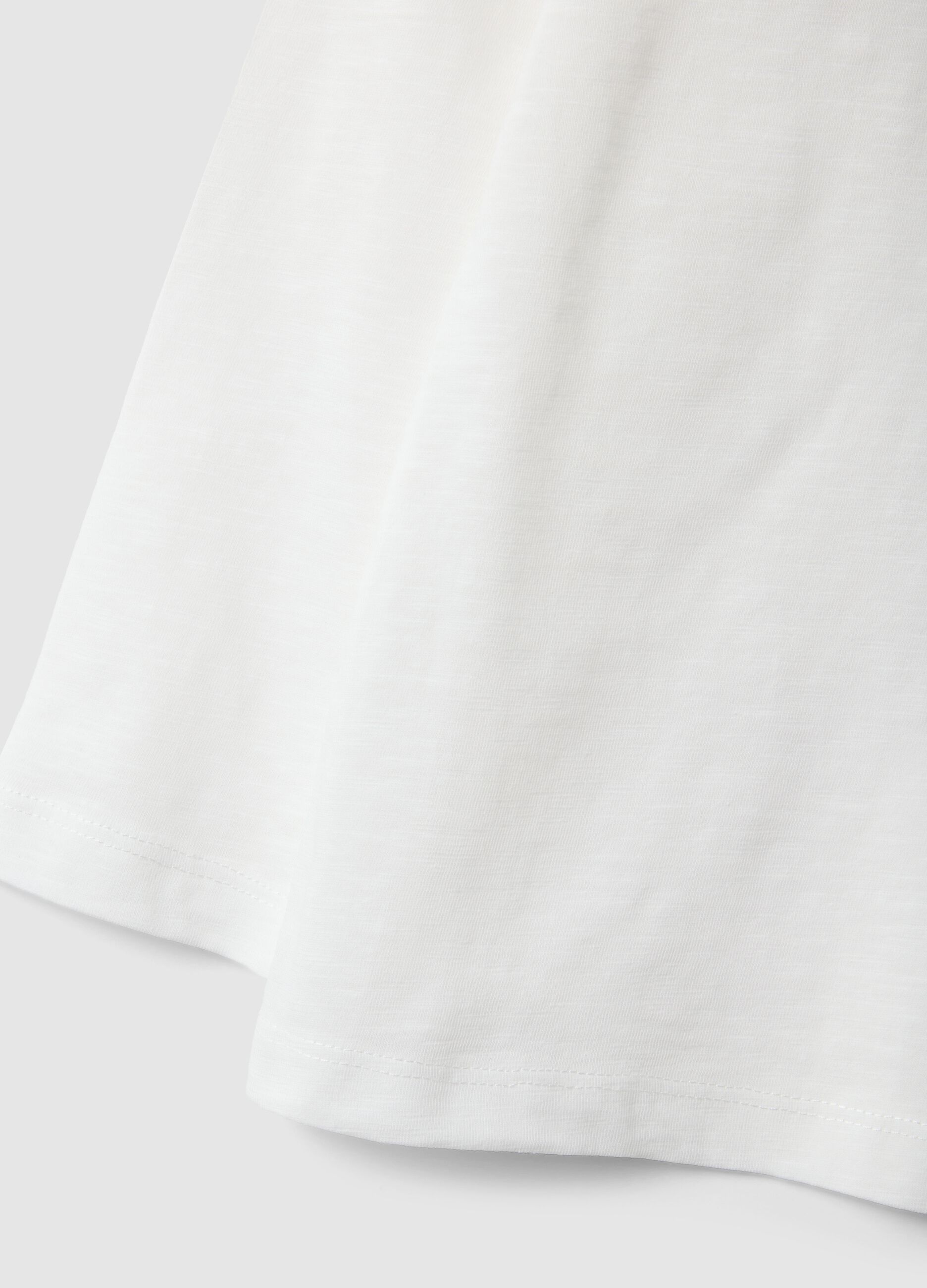 &Lambda;&epsilon;&upsilon;&kappa;ό &pi;&alpha;&iota;&delta;&iota;&kappa;ό T-shirt &alpha;&pi;ό 100% &beta;&alpha;&mu;&beta;ά&kappa;&iota; &mu;&epsilon; &tau;&sigma;&epsilon;&pi;ά&kappa;&iota;, oversized &gamma;&rho;&alpha;&mu;&mu;ή