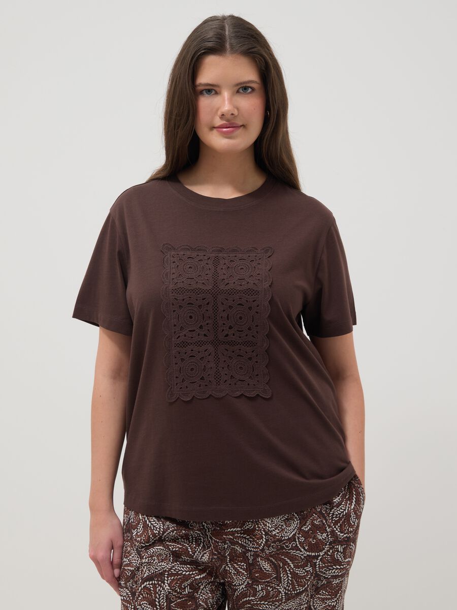 Braunes T-Shirt aus reiner Baumwolle im Regular-Fit mit aufgesetzter Blume_0