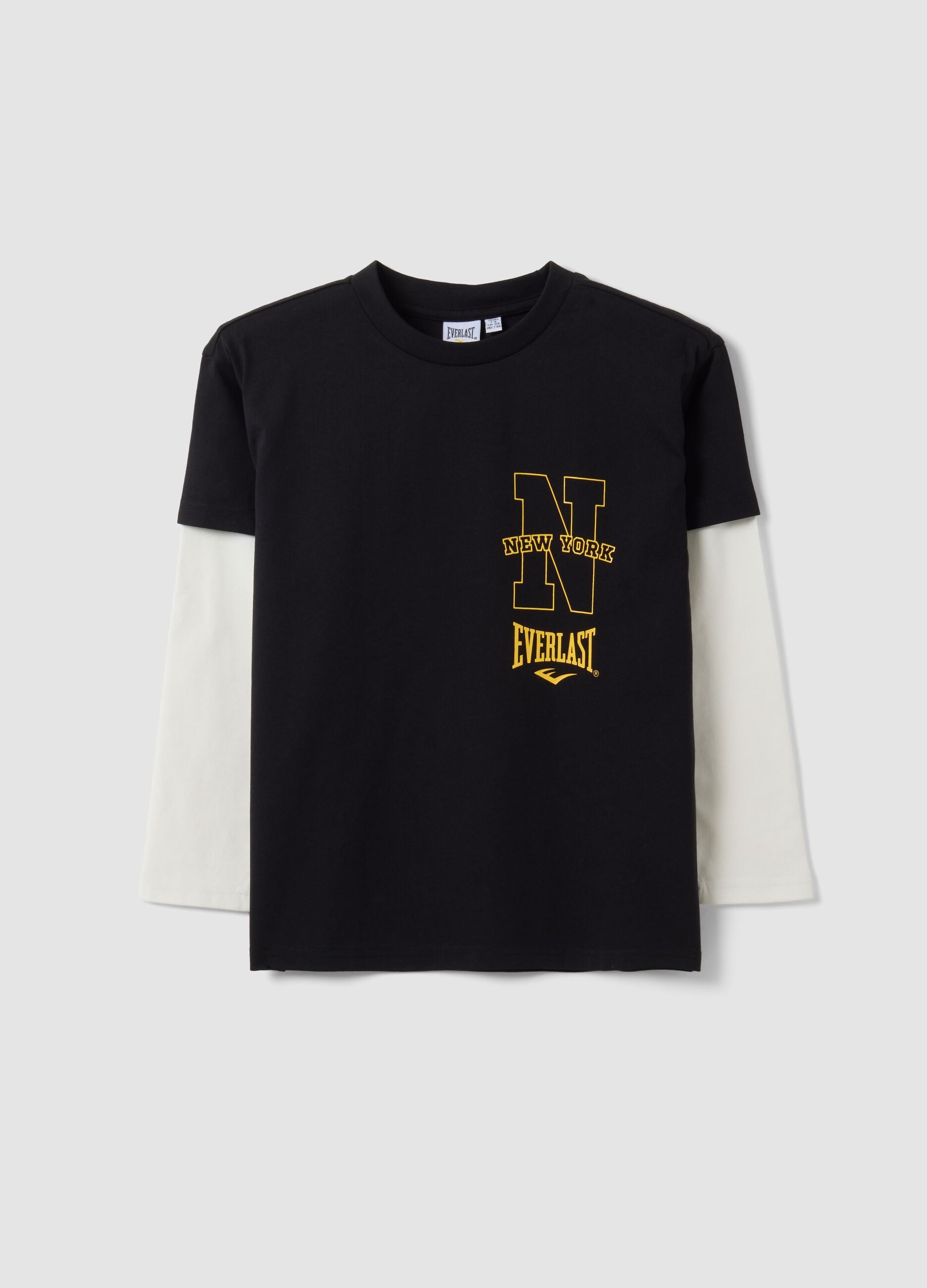 T-shirt preta regular fit em algod&atilde;o puro com mangas duplas e estampado para menino