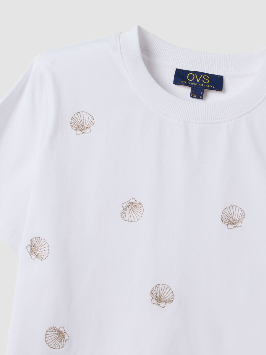 Camiseta blanca de algod&oacute;n puro con estampado de conchas_1