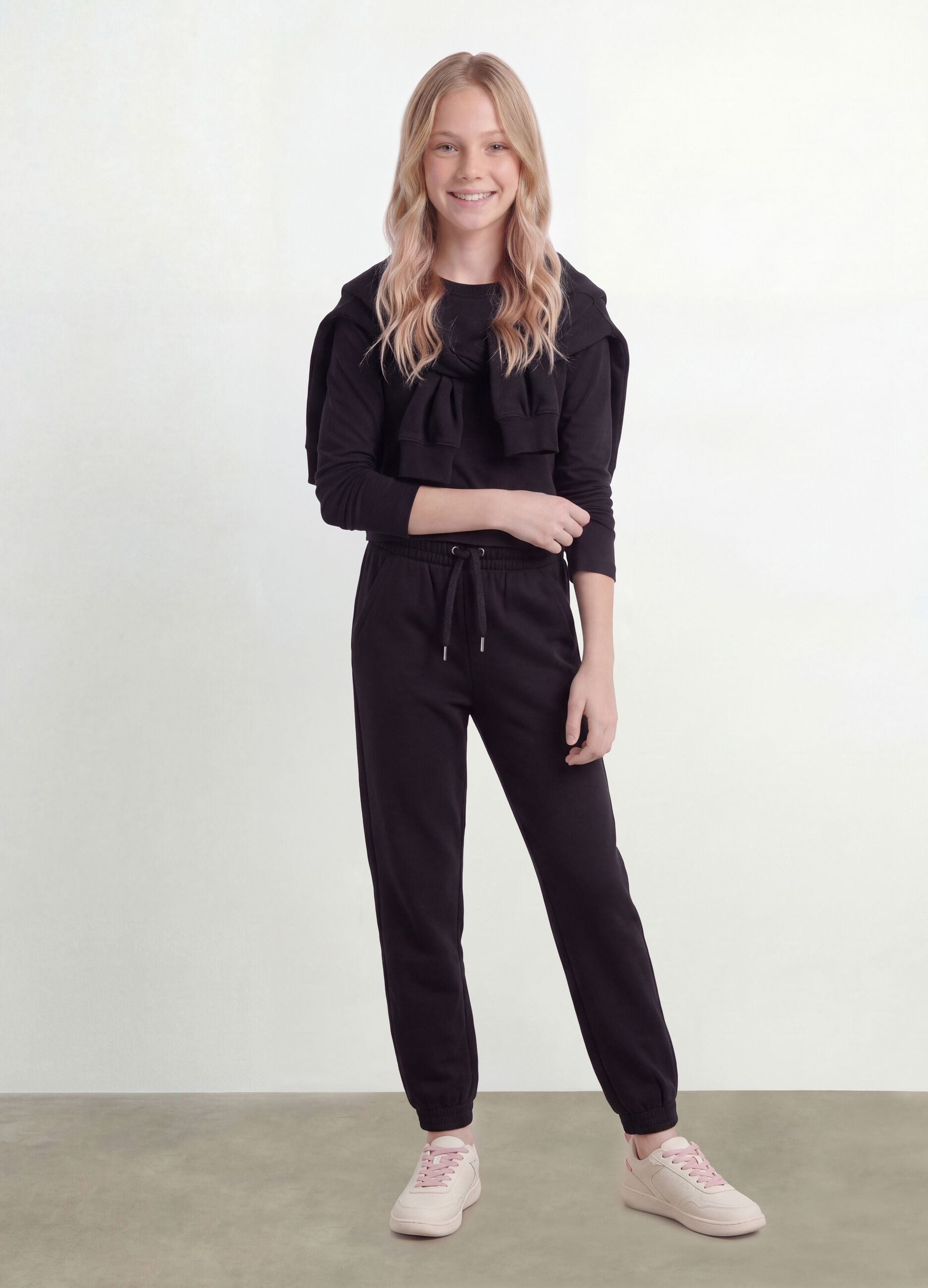 Cal&ccedil;as jogger pretas em 100% algod&atilde;o org&acirc;nico, regular fit, para rapariga