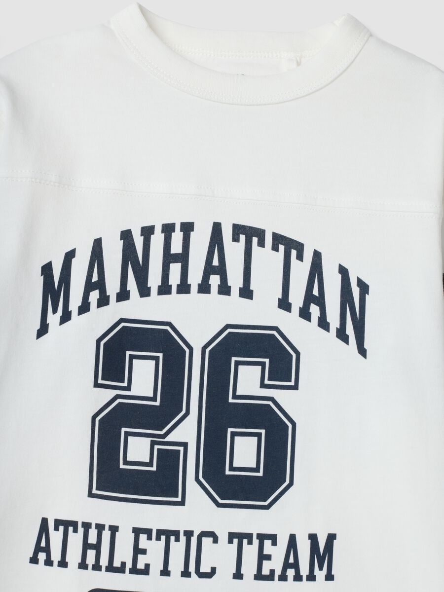 T-shirt bianca in puro cotone con stampa college regular fit_2
