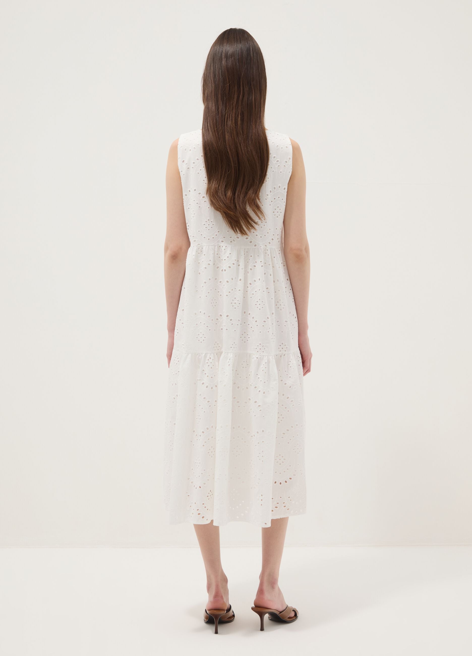 Vestido branco sem mangas em puro algod&atilde;o com bordado vazado, corte regular