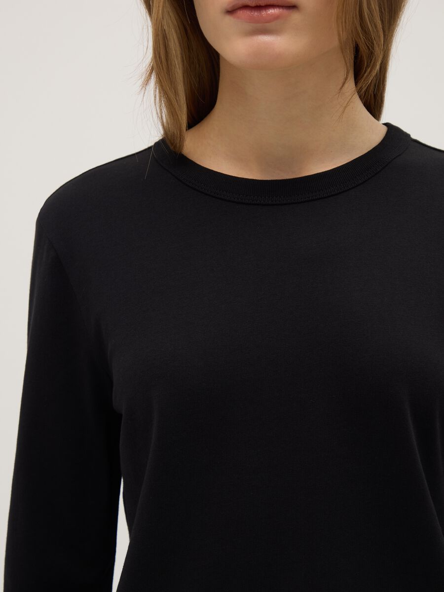 Crna majica dugih rukava od čistog pamuka u regularnom kroju_3