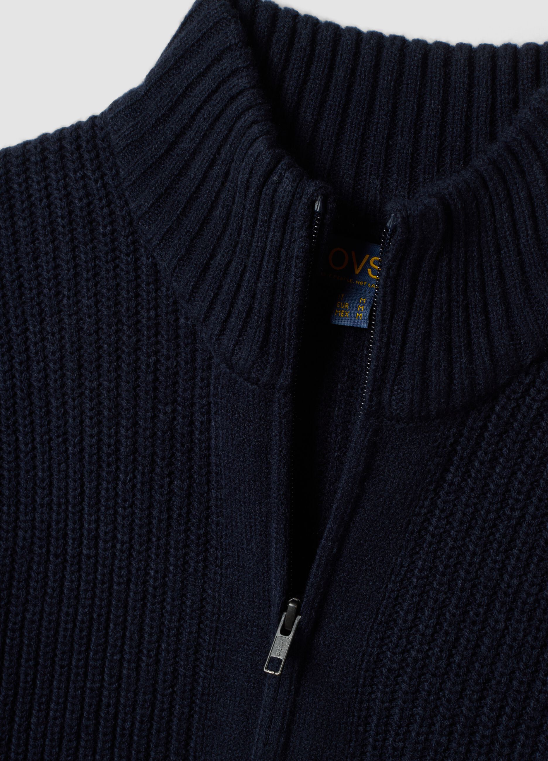 Cardigan azul-marinho em malha canelada com gola e fecho de correr, corte regular