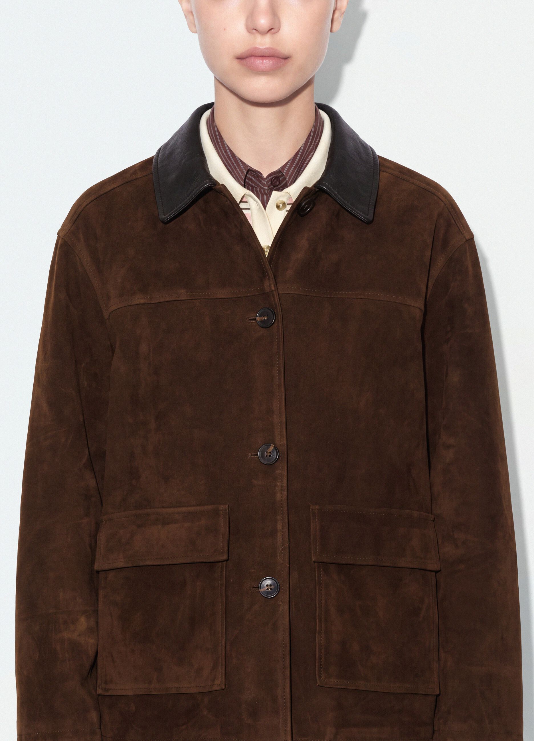 Shacket castanha regular fit com colarinho em contraste