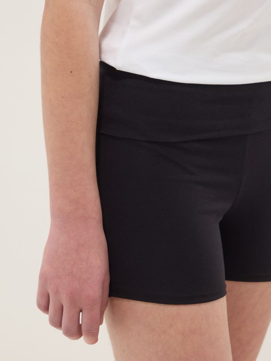 Schwarze Slim-Fit-Shorts aus elastischer Bio-Baumwolle f&uuml;r M&auml;dchen_2