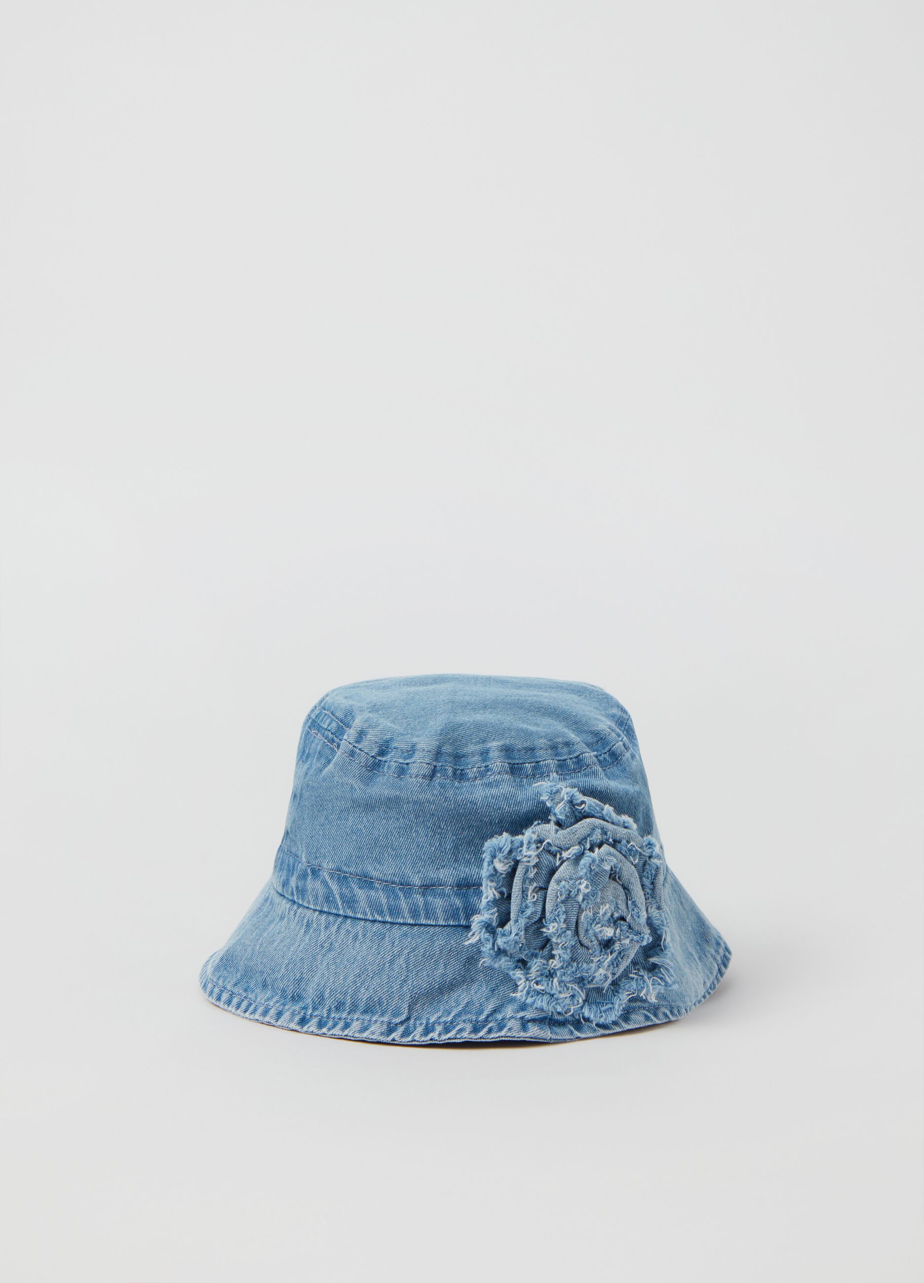 Sombrero de denim con flor