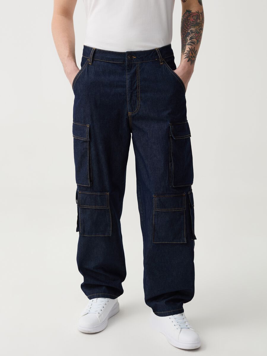 Wide-leg rinsed cargo jeans with multiple pockets_1