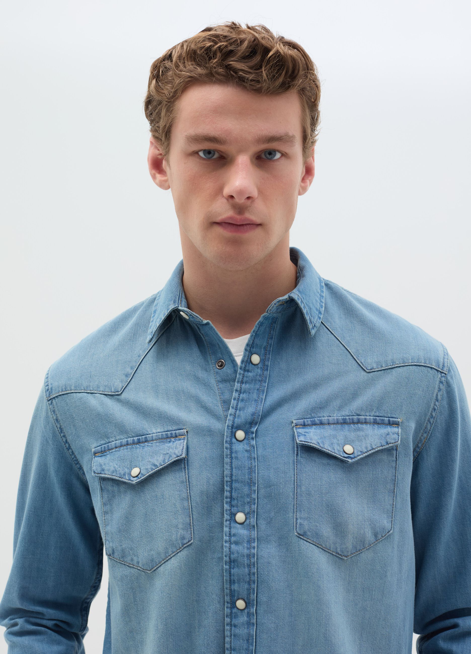 Western shirt in denim with pearl buttons