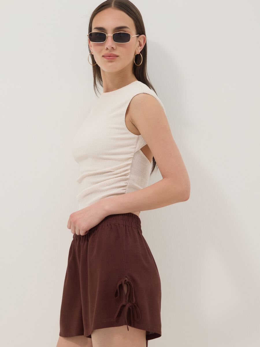 Brown viscose-linen blend shorts with elasticated waist, regular fit_3