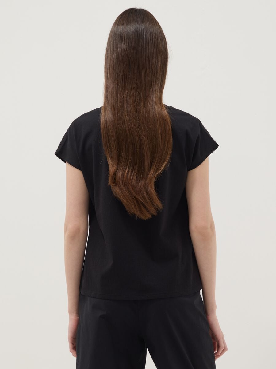 Camiseta negra de algod&oacute;n puro con inserto de encaje perforado_3