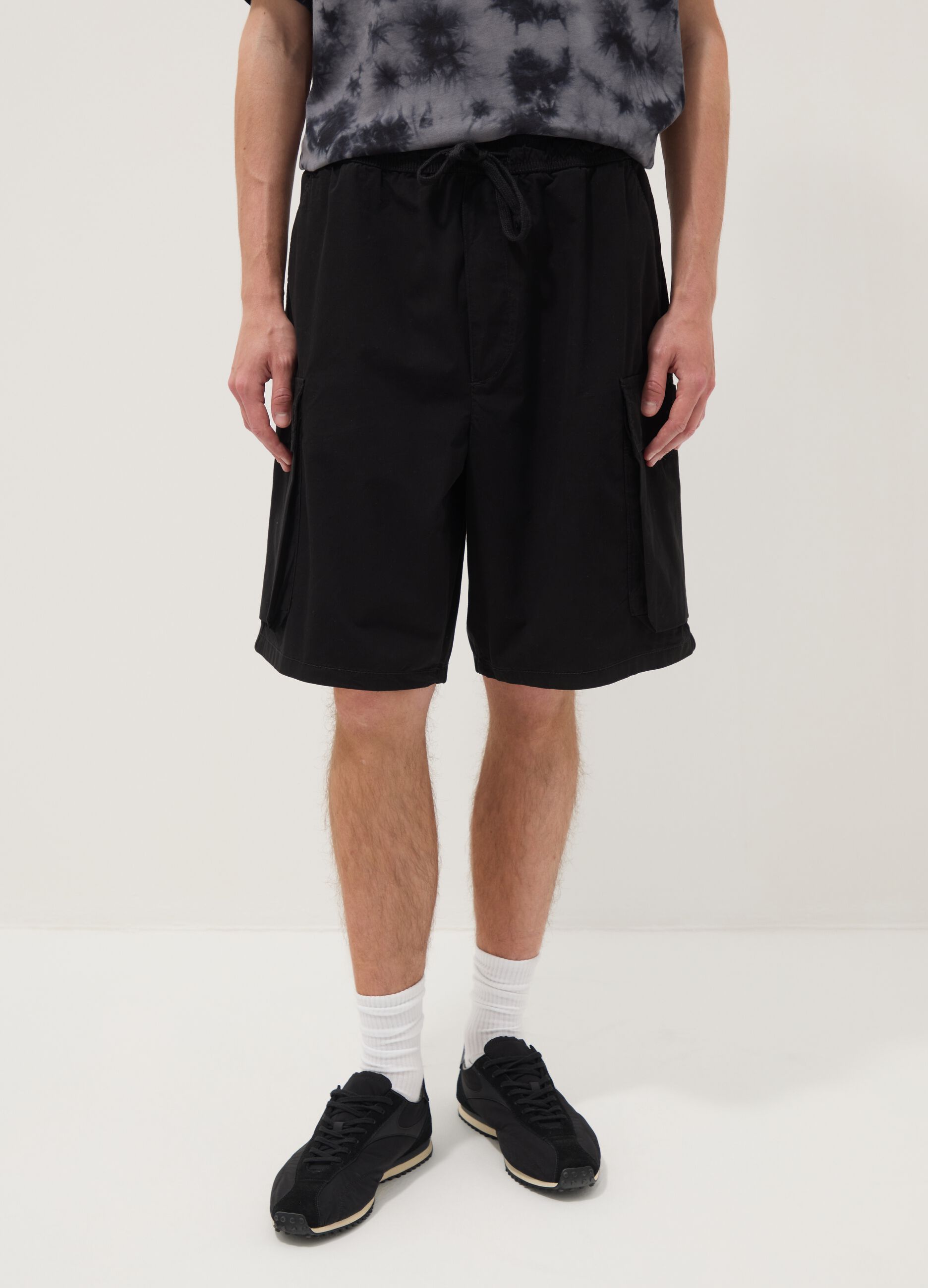 Black cotton cargo Bermuda shorts &ndash; baggy fit
