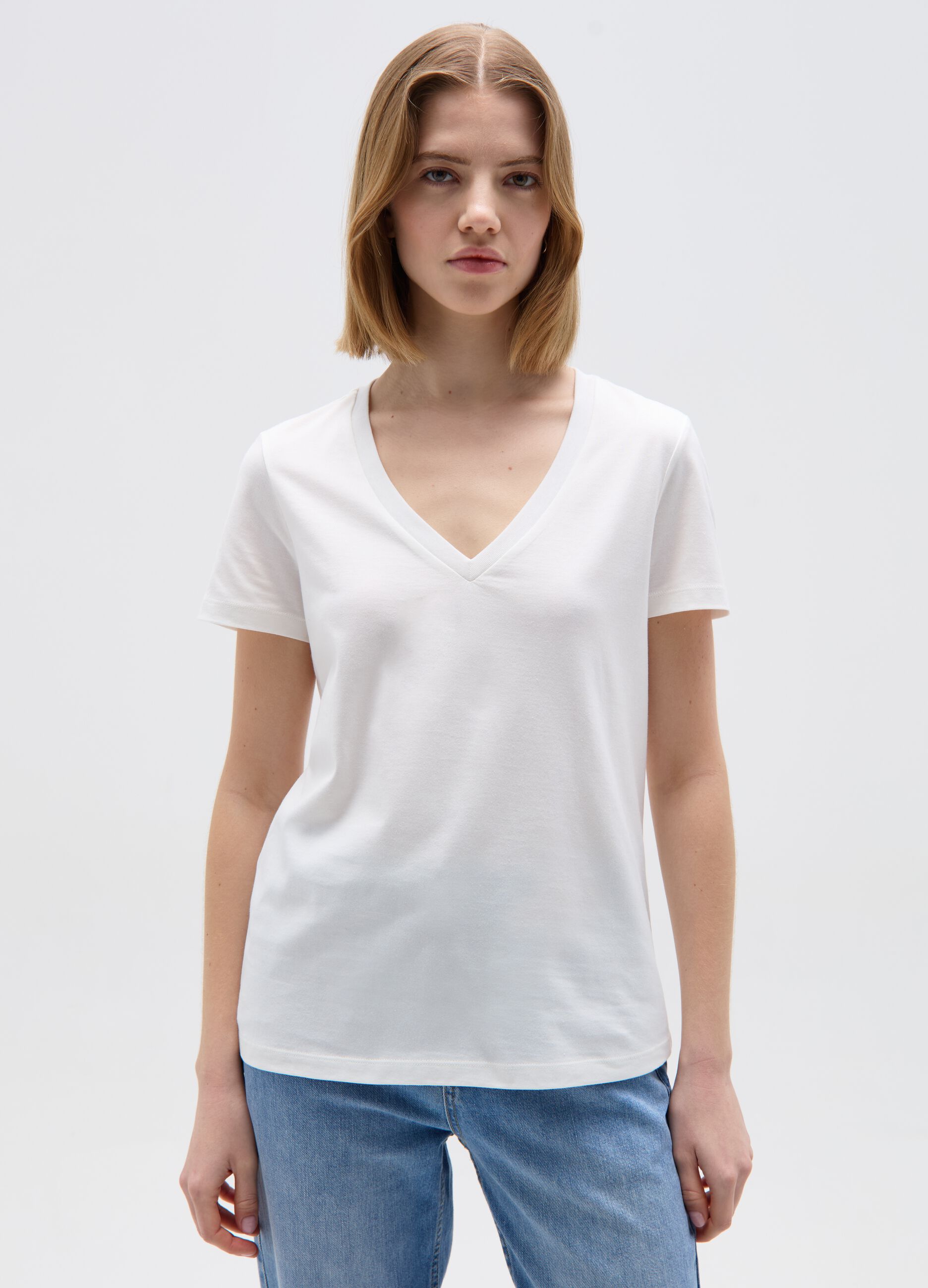 Camiseta de algodón con cuello de pico