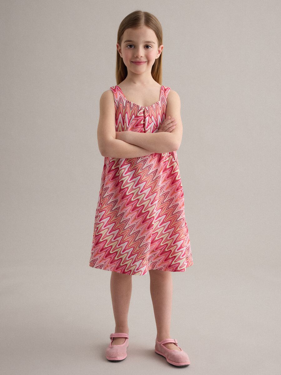 Vestido rosa sem mangas com padr&atilde;o de ondas_1