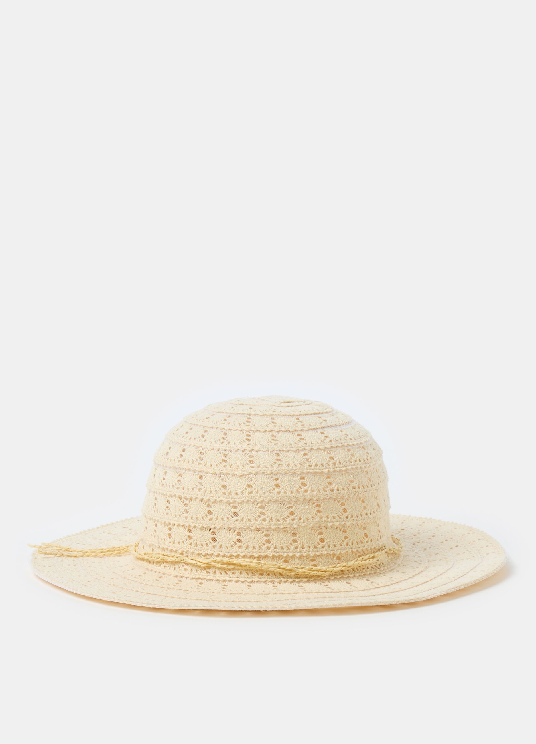 Sombrero con diseño calado