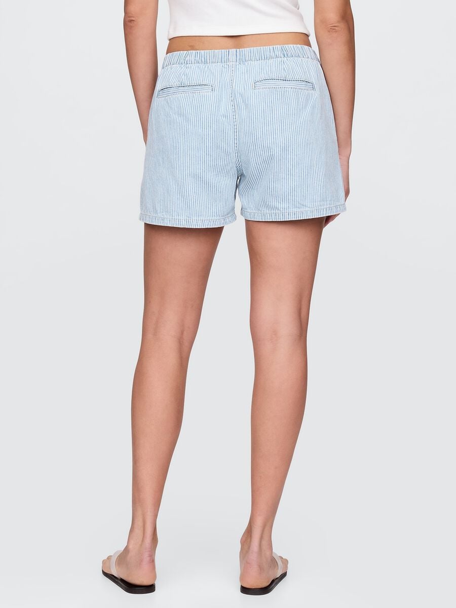 Hellblaue gestreifte Denim-Shorts_2