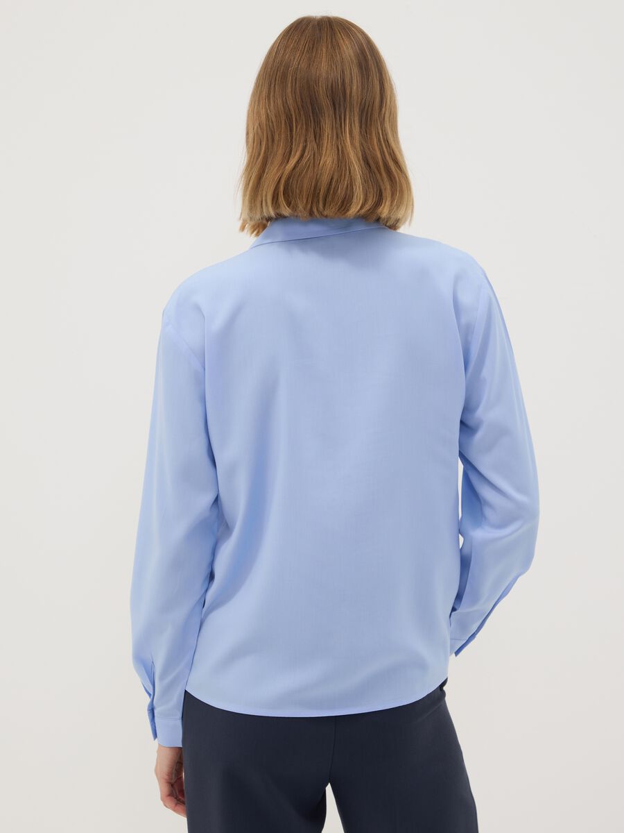 Camicia azzurra in pura viscosa con colletto classico regular fit_3