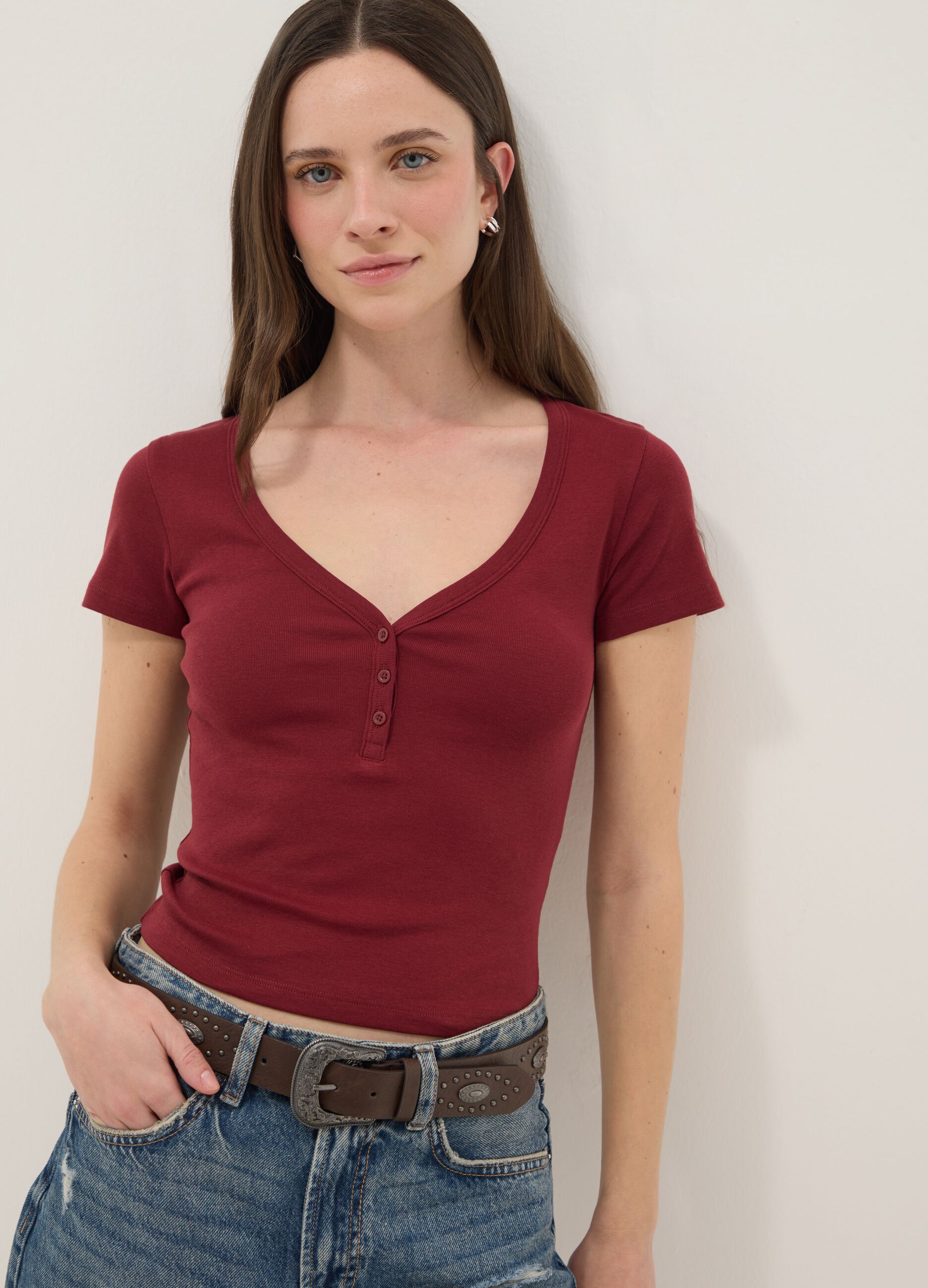 T-shirt rouge en coton pur &agrave; col en V, coupe classique