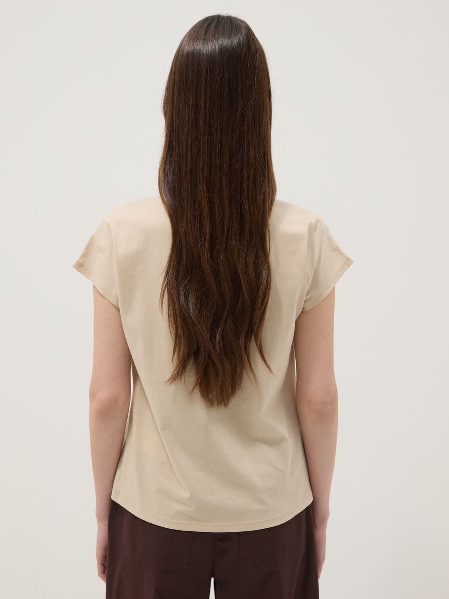 Camiseta beige de algod&oacute;n puro con encaje sangallo_3