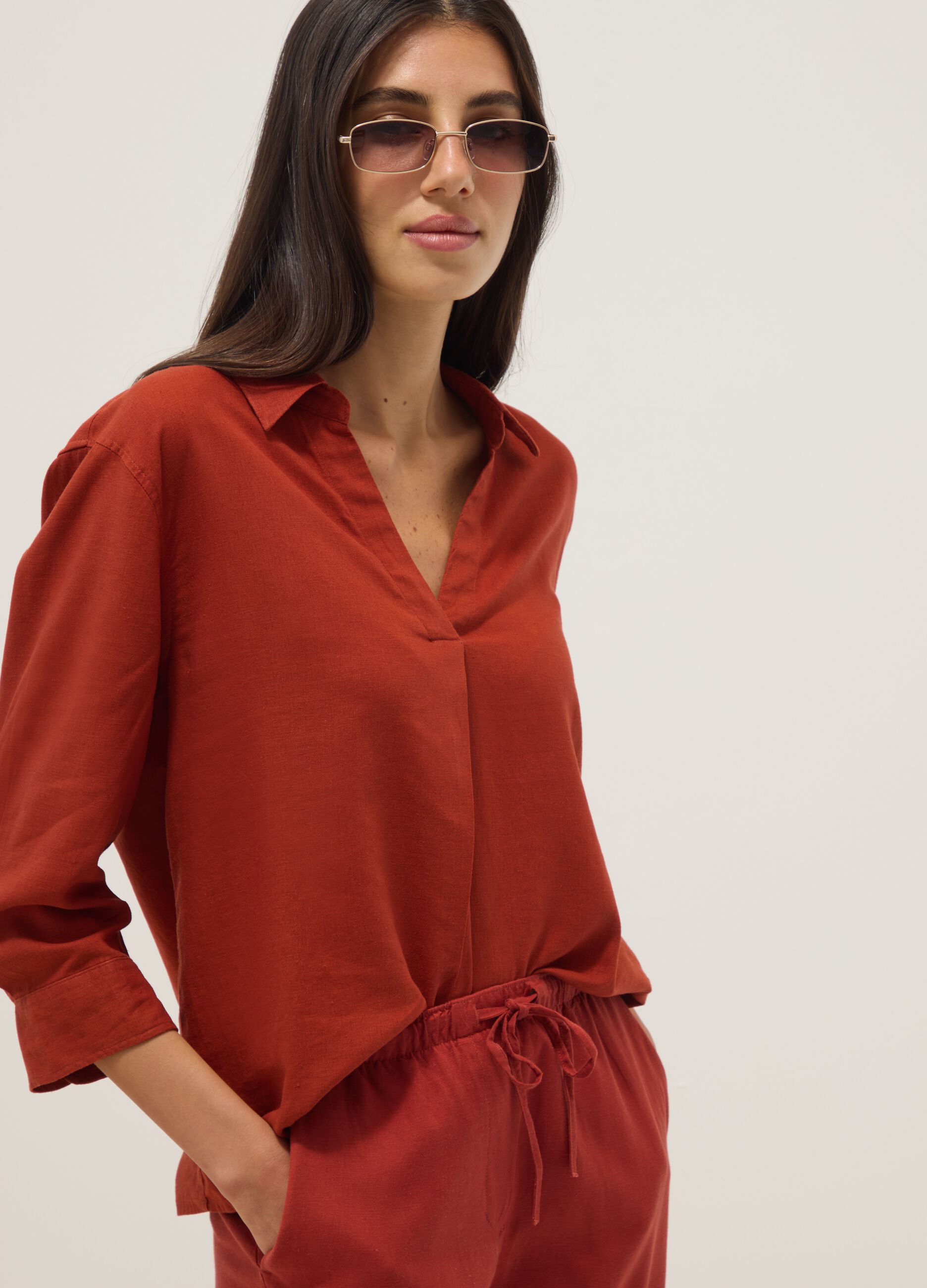 Rotes Regular-Fit-Hemd aus Leinen-Viscose-Mix mit V-Ausschnitt